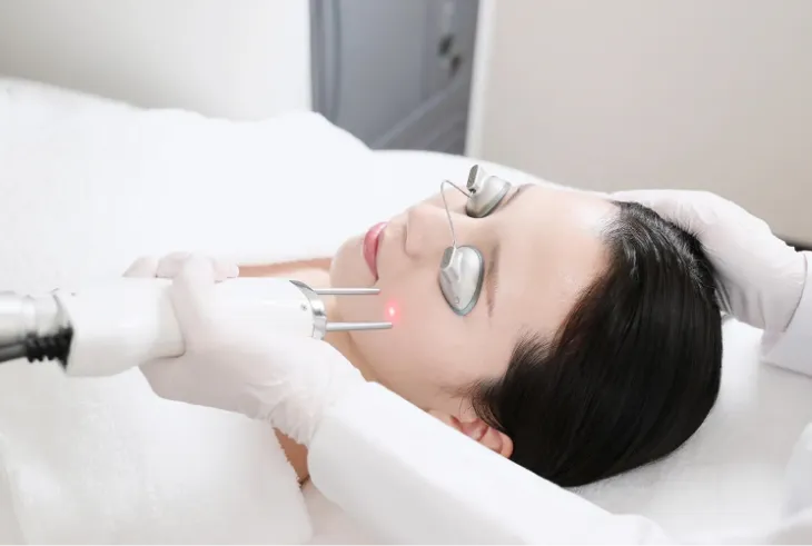 頬のシミにおすすめのクリニックでの施術